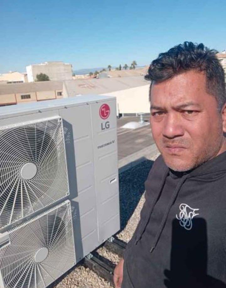 Instalación de sistema de aerotermia en la Pobla de Vallbona